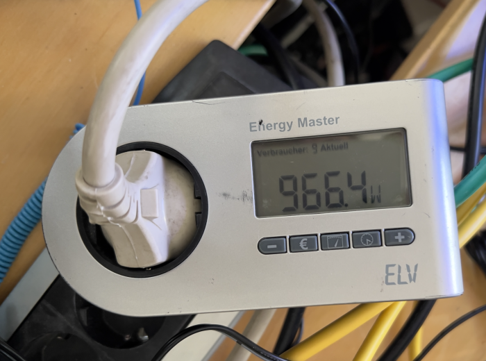 Ein mit OCCT voll ausgelasteter Computer mit Intel Core i9-13900KS und Nvidia Geforce RTX 4090 kann fast 1.000 Watt an Leistung aufnehmen.